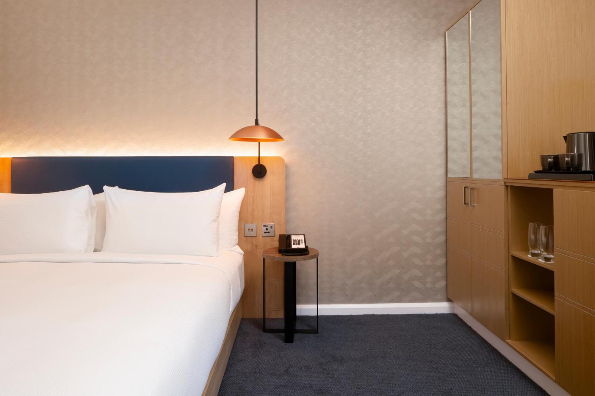 Zimmer mit Kingsize-Bett